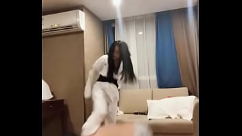 Лижет ноги каратистки
