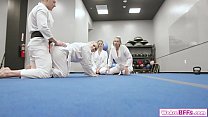 Худая каратистка избивает мужика